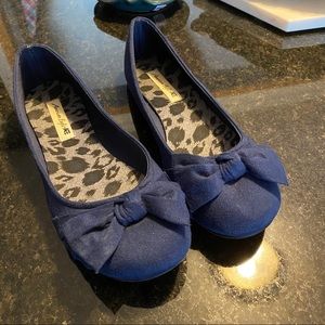 American Eagle Dark Blue Bow Flats. Size 6.5